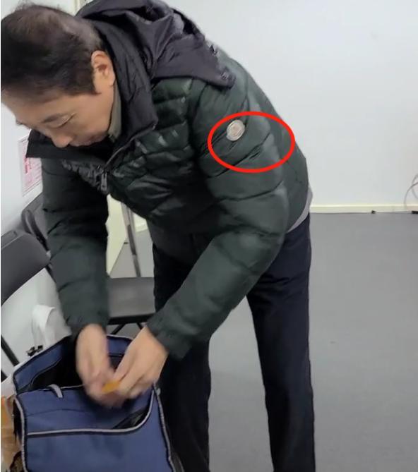 辽宁卫视春节联欢晚会|64岁冯巩一家庆小年! 给汽车铲雪闹乌龙, 送徒弟贾玲上春晚自己缺席5年去干啥了?