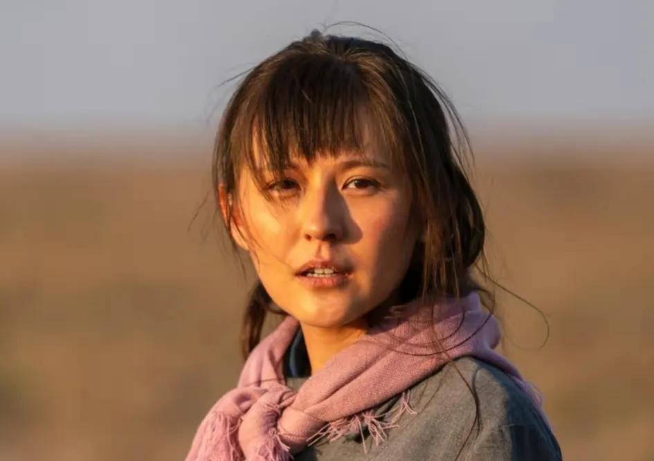 小姐姐|热依扎：出道12年不温不火，一哭成名打动观众，哺乳期仍坚持拍戏