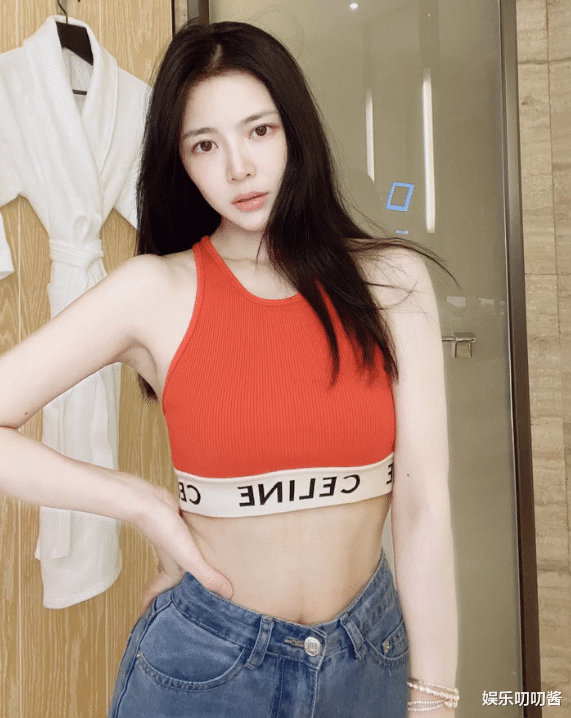 王灿|王灿晒照秀小蛮腰，自曝裤子89包邮，网友质疑私下用名牌？