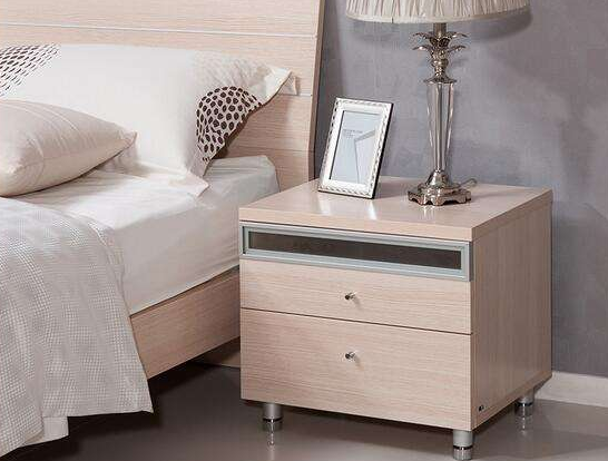 床头柜最忌讳这样摆,老师傅看了唉声叹气,活该你家穷