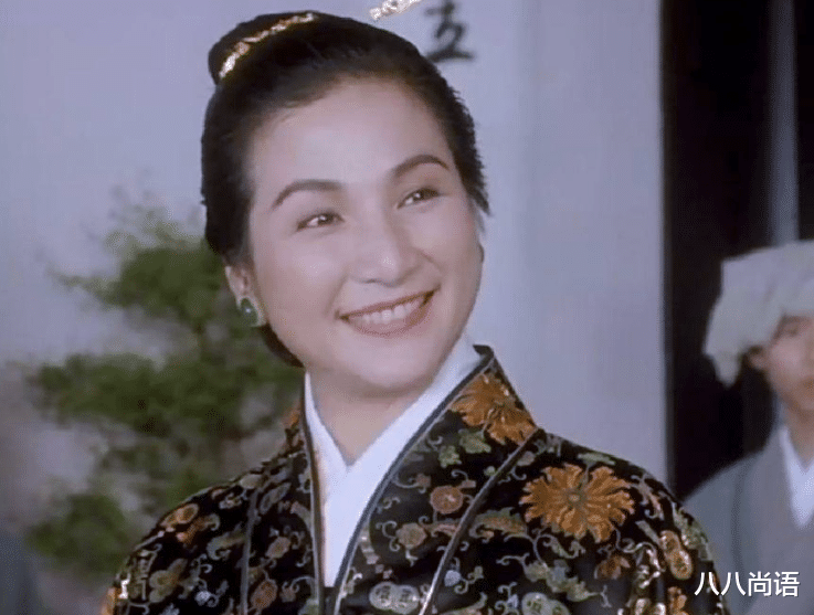 郑佩佩|郑佩佩前夫近照,穿红色卫衣为外孙庆生,同框女儿一家比女婿年轻