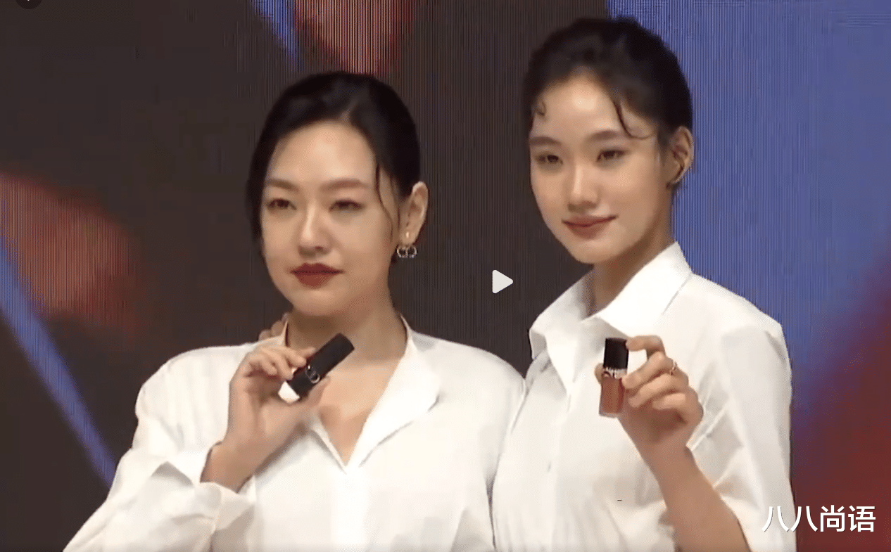 施华蔻 15岁Lily为大牌口红站台，扎起麻花辫发型意外撞脸姨妈徐熙媛
