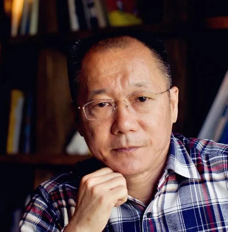 洪晃|教材插图事件洪晃发文道歉，肖鹰强硬回应：不把网络狂犬当人