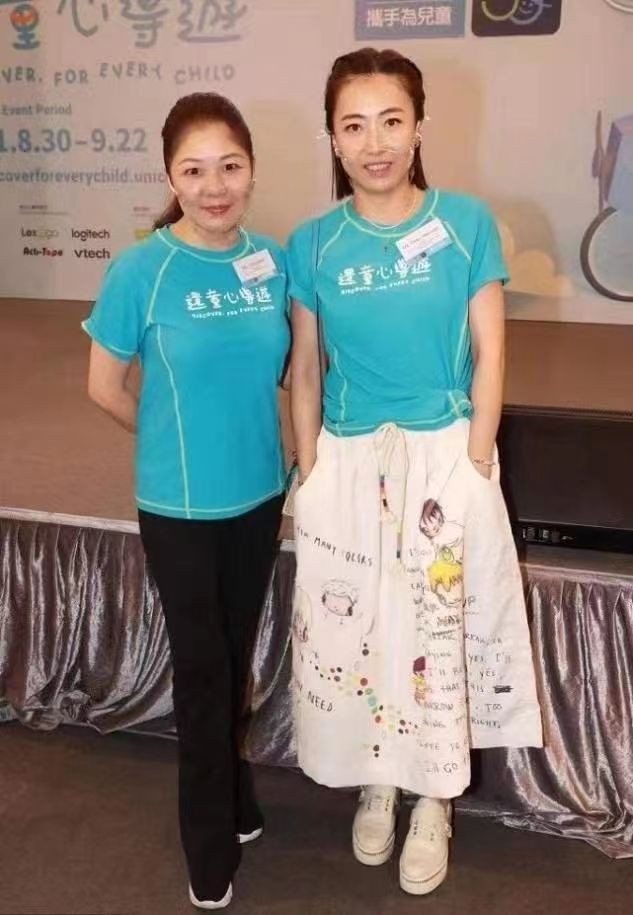 穿衣搭配|甘比转正后好高调啊,做公益都背13万的包,同框郭晶晶被抢风头