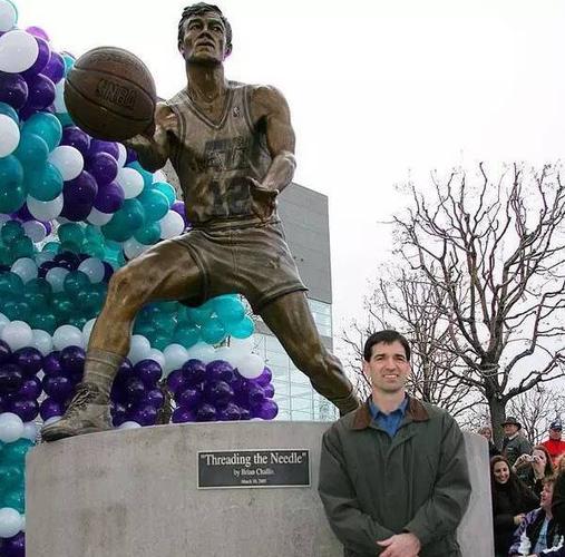 湖人队|下一个是谁？NBA十大有雕像巨星：大梦用球衣代替，大帅有两尊