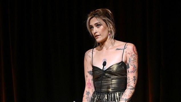 迈克尔·杰克逊 迈克尔·杰克逊24岁女儿赴晚宴，穿吊带裙皮肤有光泽，却保留腋毛