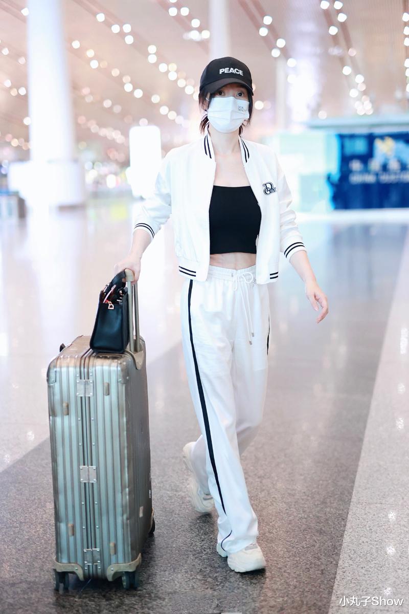 柳岩|42岁柳岩现身走机场，运动风打扮难掩魔鬼身材，一双眼睛大到没谱