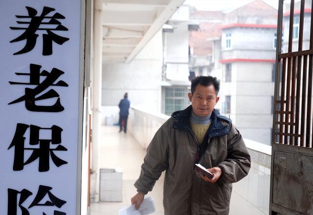 我爸60岁退休,又去应聘了保安,看到首月养老金后,我才明白原因