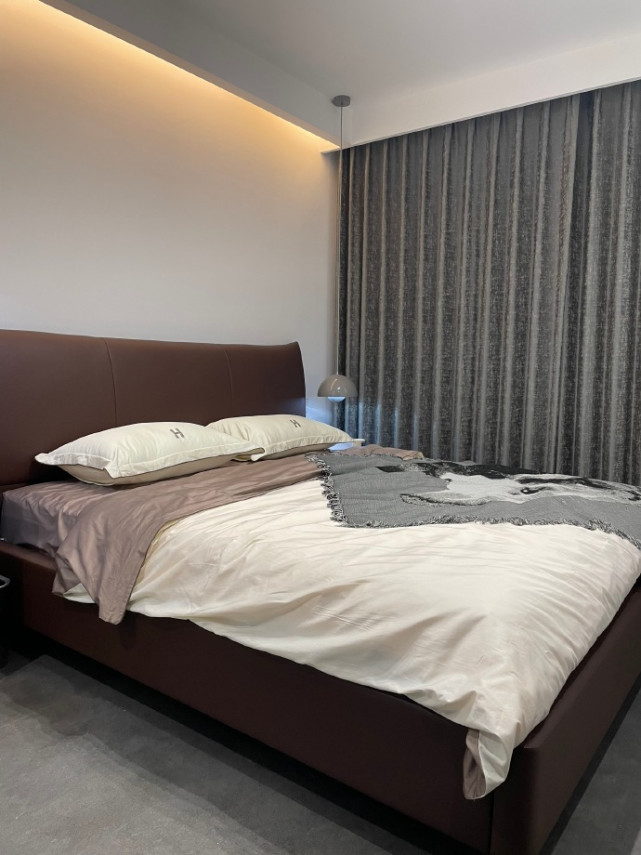 115平现代简约风,灰色影视墙是格栅和木饰面的结合