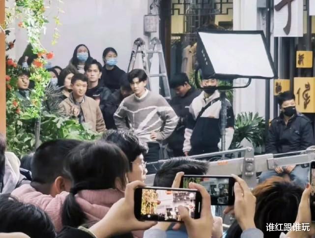 暮色心约|《暮色心约》拍摄现场，粉丝围堵拍照，任嘉伦双手叉腰一脸无奈！