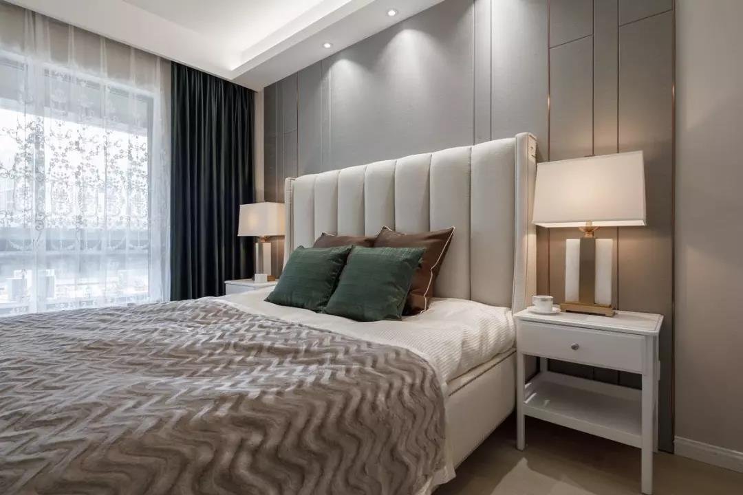 114平柜子从入户门一直延伸到客厅电视背景墙,实用而又美观