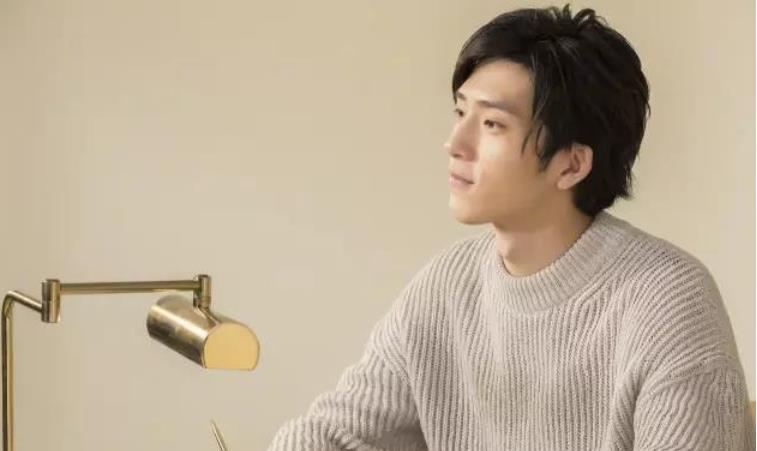 晒晒井柏然住的豪宅，室内几乎没什么装修，墙面还是水泥状态