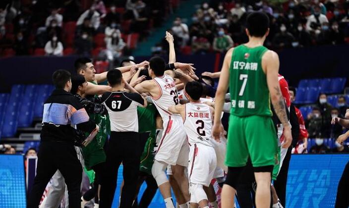 广东男篮|辽宁VS广东3人遭驱逐！易建联18+7+3断4帽，付豪轰38+12打爆内线