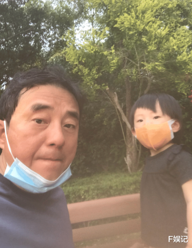 大S|吕方疫情停工带小女儿出去散步 罕见晒父女俩同框合影
