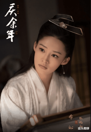 邓伦|李沁晒雪中美照,景美人更美,彰显青春活力