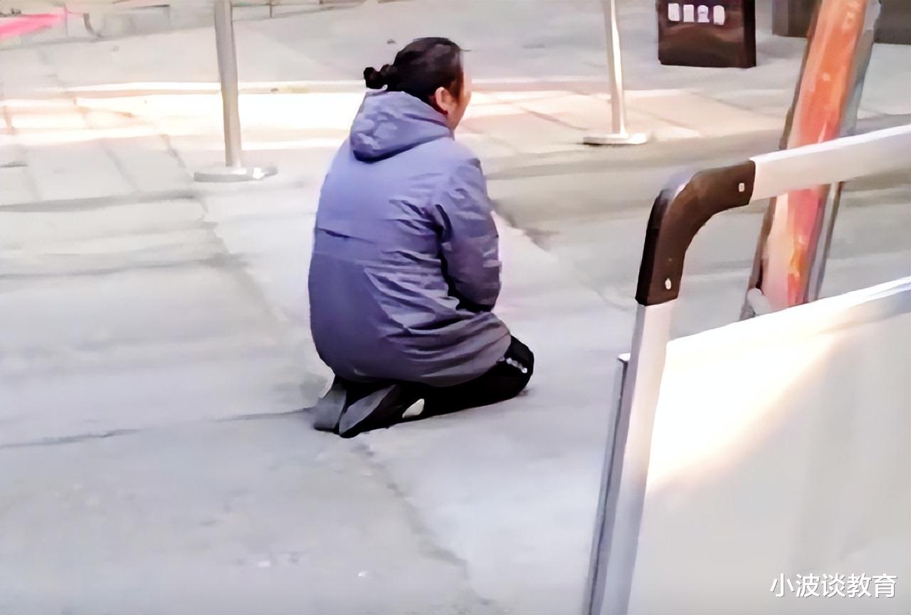 河南一女孩:被3名17岁女生欺负,脱衣服猛踹胸部,父亲无奈发声