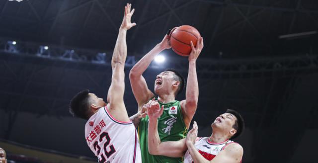 易建聯(lián)|18-38！內(nèi)線大戰(zhàn)易建聯(lián)完敗付豪 下半場7中2真扛不動了