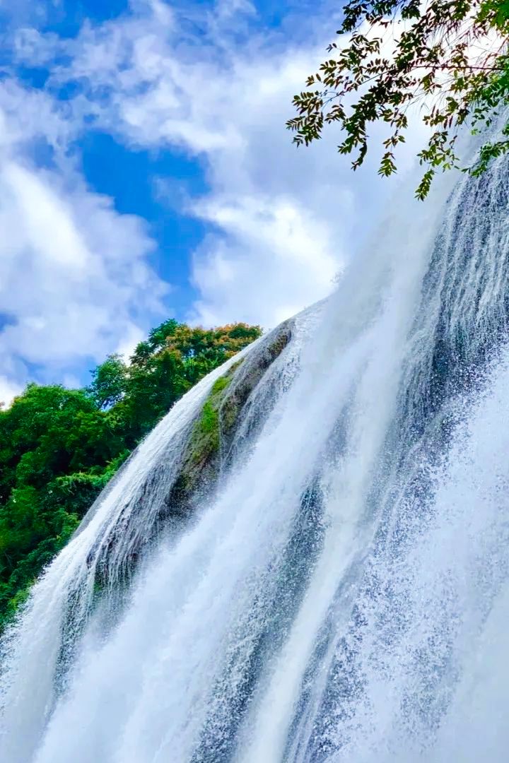 旅行|贵州丨重温《金刚大战哥斯拉》电影场景，它不是取景地胜似取景地，三大远古瀑布，一起探索大自然的神奇！