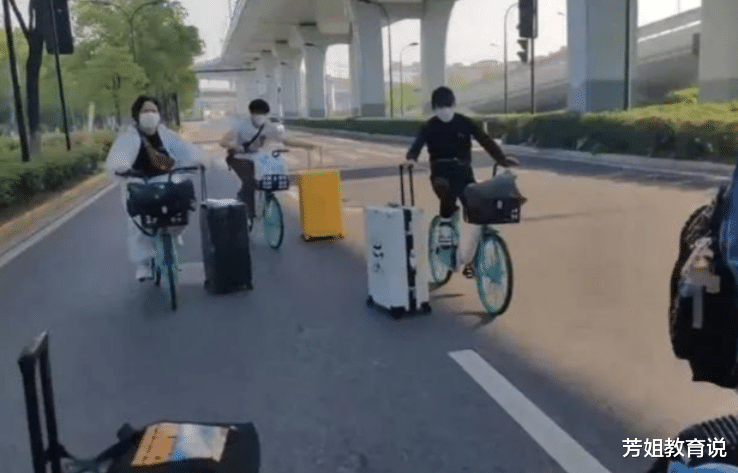 大学生|离沪场面人山人海，大学生为了省钱打地铺，还有的用单车拖着行李