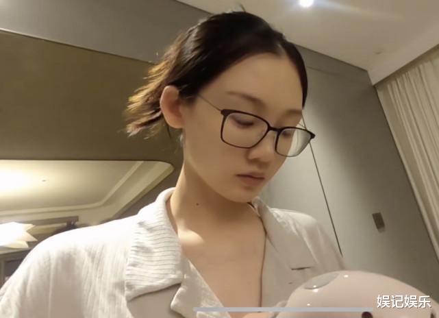 苗苗|郑恺跟妻女团聚,手拎两大袋食物回家,苗苗心疼给老公搓手