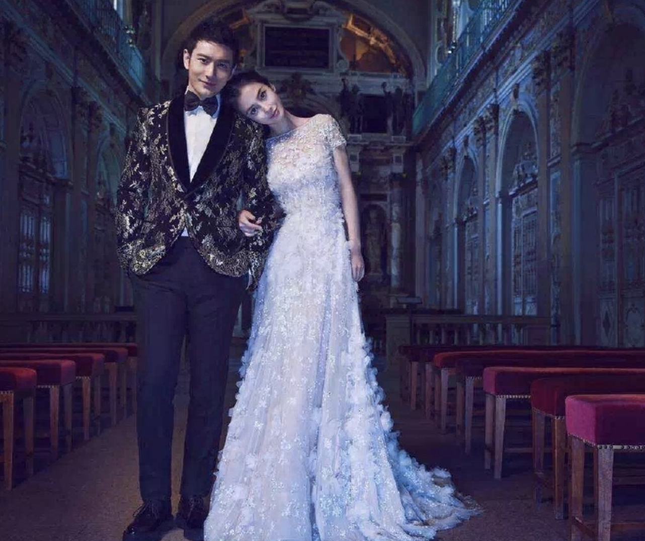 黄晓明|黄晓明和母亲儿子外出，小海绵大摇大摆心情好，不受父母离婚影响