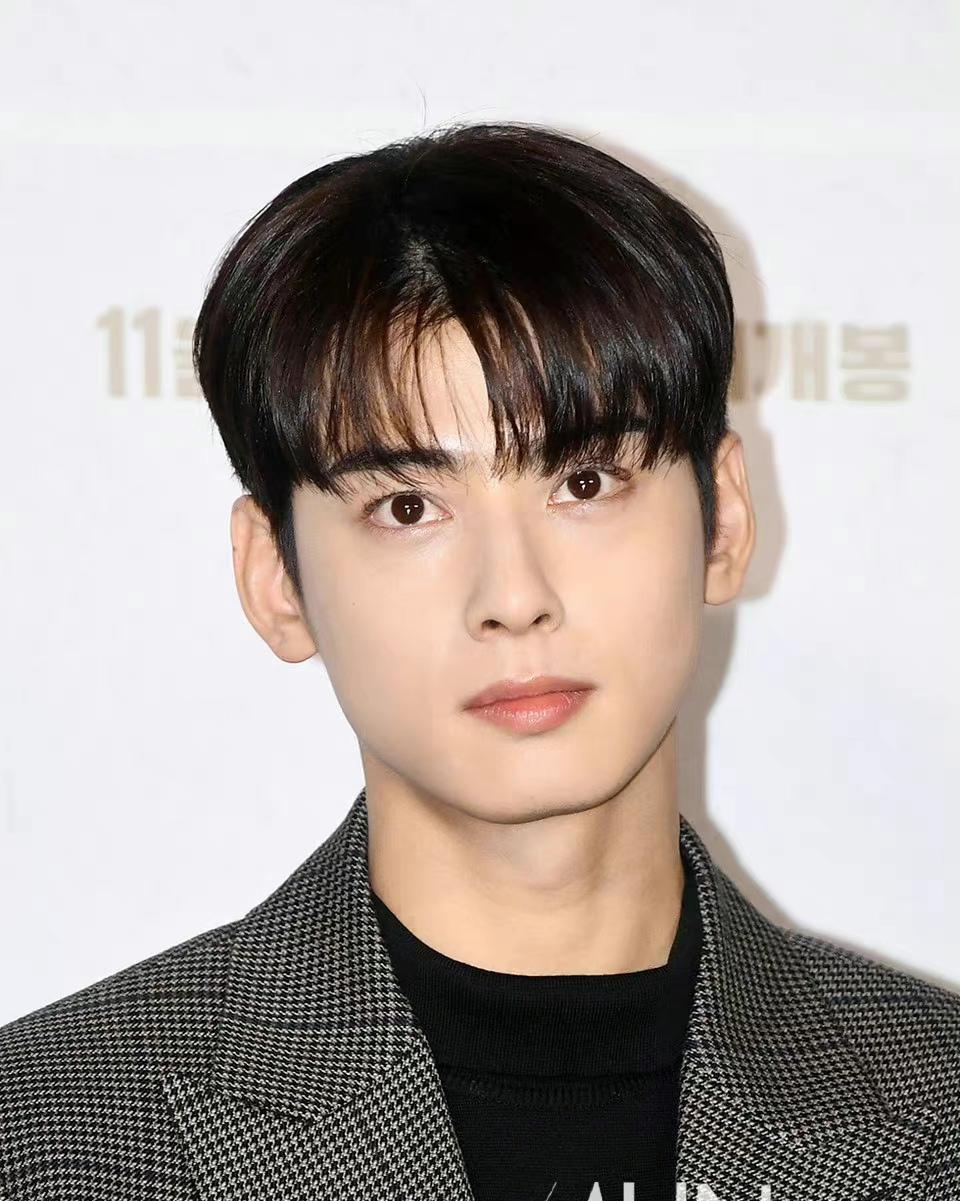 李钟硕|李钟硕车银优亮相新片发布会，前者肿成发面馒头，后者完全碾压