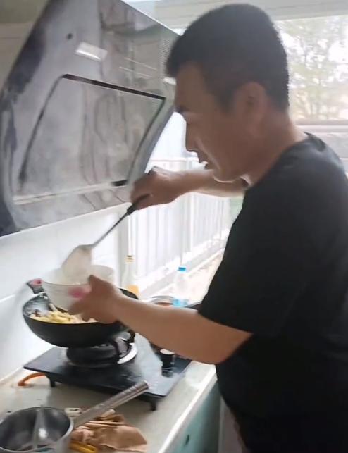 李玉成|李玉成招待客人开炉灶，让85岁马玉琴喝可乐？饭菜寒酸惹争议