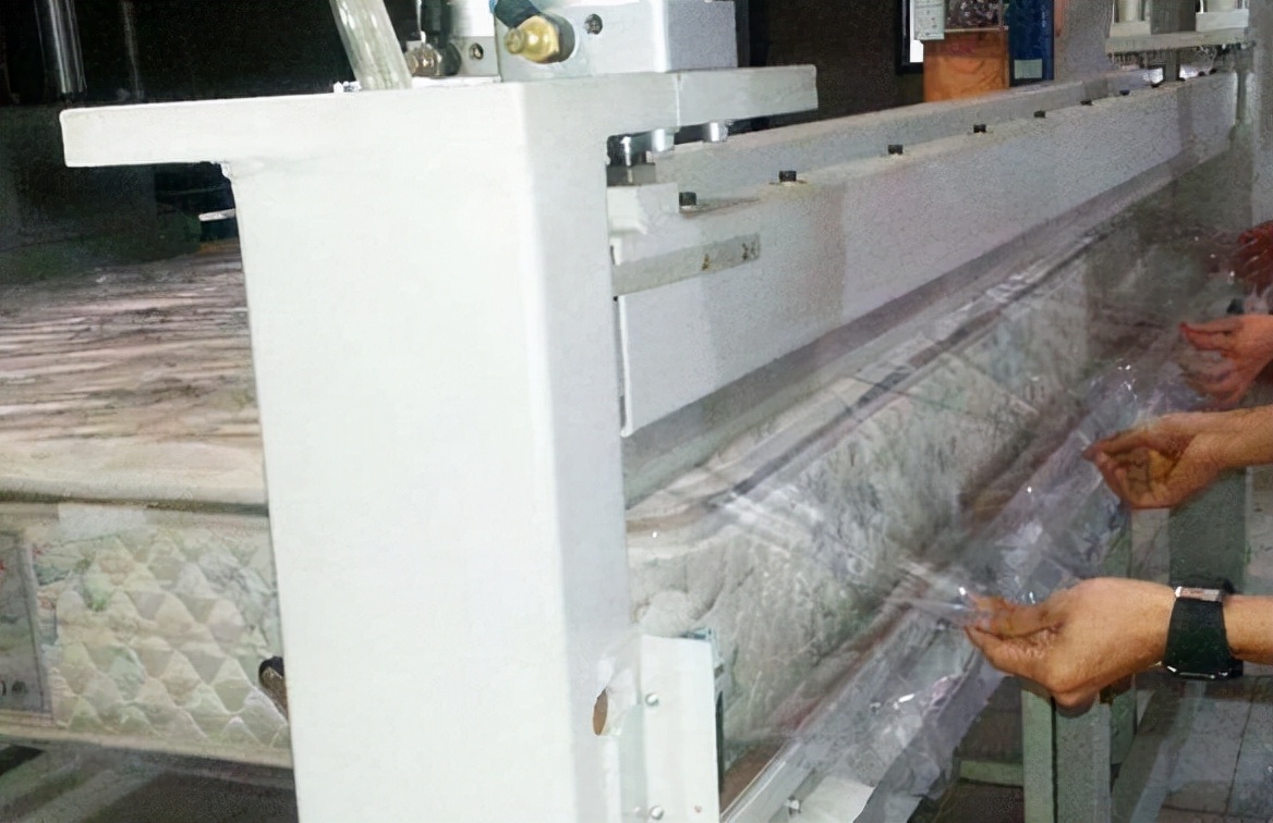 床垫上那层膜到底要不要撕掉？很多人不懂，难怪床上螨虫多！