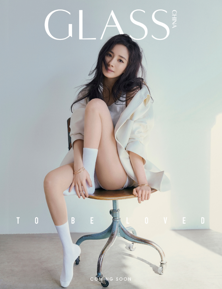 glass|杨幂首登《GLASS》五月刊封面，杨幂卧室自然感大片，慵懒而惬意