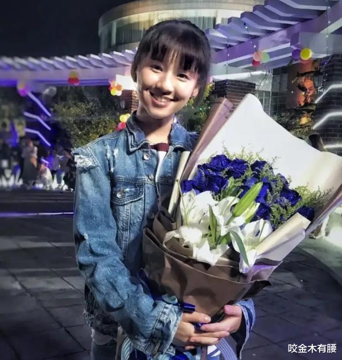 小彩旗|23岁小彩旗近况曝光,与男友晒嘟嘴亲密照,舌苔染色行为稍显迷惑