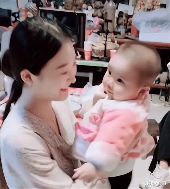 人世间|陈亚男被曝在家带孩子,表情温柔像变了个人,网友:成熟了