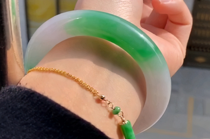 翡翠手镯|白底青翡翠手镯？清爽可人风雅别致，具有历史沉淀的价值和韵味