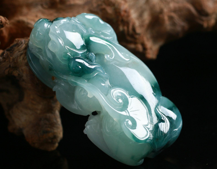 翡翠|市场上的翡翠真假难辨，作为新手收藏家，要先学多看少买避免损失