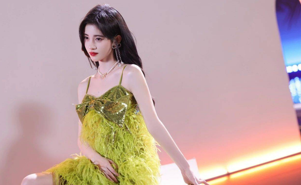 鞠婧祎|从路人黑到路人粉,网友:全靠同行衬托