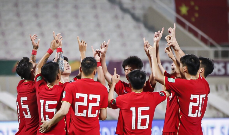 国足|世预赛扩至18强！2套方案浮现！国足2大苦主将回归，李霄鹏恐离任