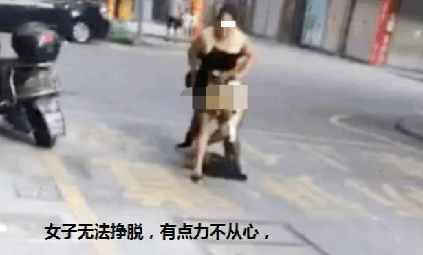 网曝义乌一外籍男子当街赤身强搂一女子,官方:经查男子系被色诱