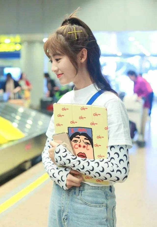 邢菲|邢菲近照，又被美到了，这身打扮我太喜欢了，清新气息扑面而来