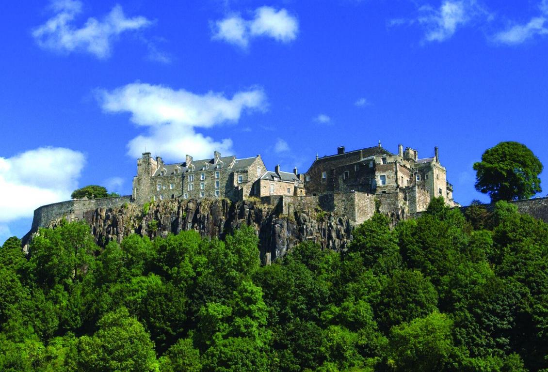 荷花|走近悬崖，狂浪扑打礁石，荒凉的苏格兰海岸有一种震撼人心的力量