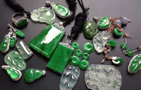 翡翠|翡翠表面有划痕,哪些办法让它焕发新光,还可以佩戴吗?