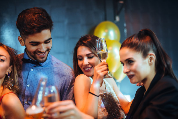 |职场上，巴结领导的同事应该怎么做？