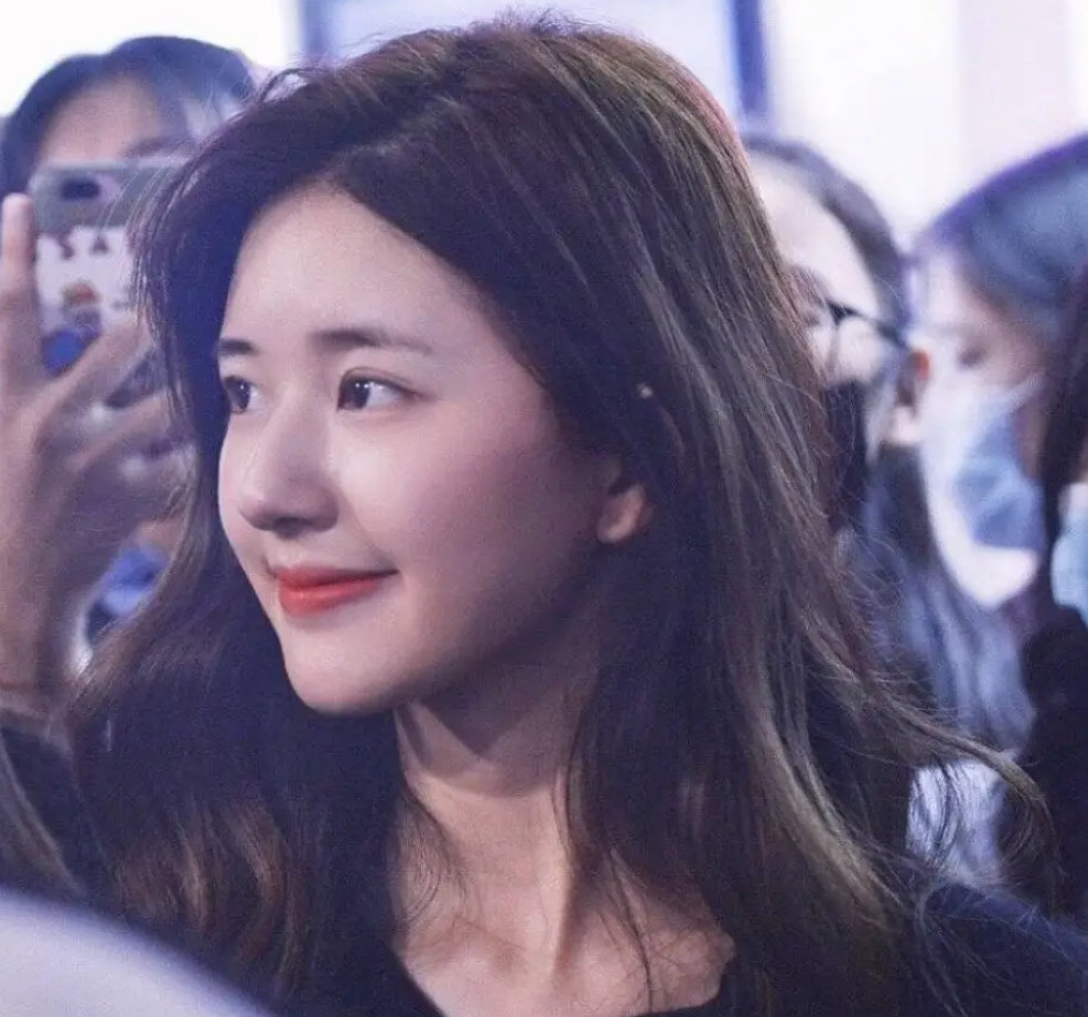 赵露思|赵露思虽然是圆脸，但是五官很标志，长得很不错的