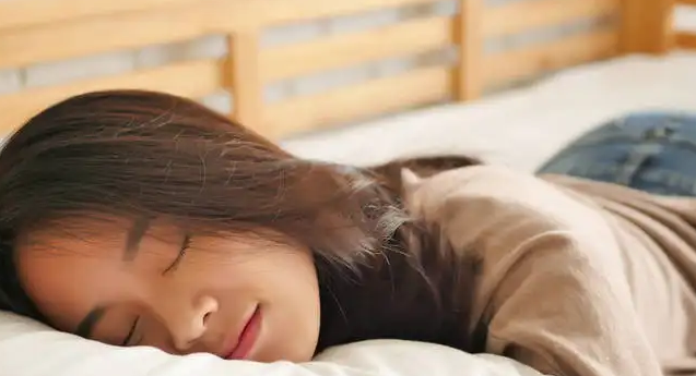 睡眠|肝内有火，睡眠先知！医生：睡觉时出现3处异常，八成已是“邪火攻心”