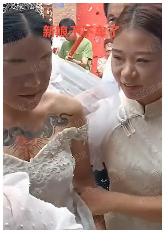 5旬新娘胸口纹着两条蛇,新郎脸色很复杂,网友:大姐退出江湖了
