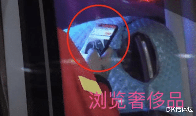 阿贾克斯|没心思踢，就退役吧！中国男足场上散步眼神防守，还不忘买奢侈品