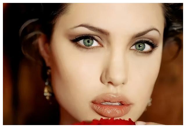 希洛|16岁的美少女希洛：一张出生照卖410万美元，长得像朱莉也像皮特