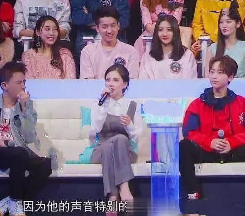 周传雄|周传雄演唱《黄昏》，台下评委竟是冯提莫！网友：谁给你的勇气