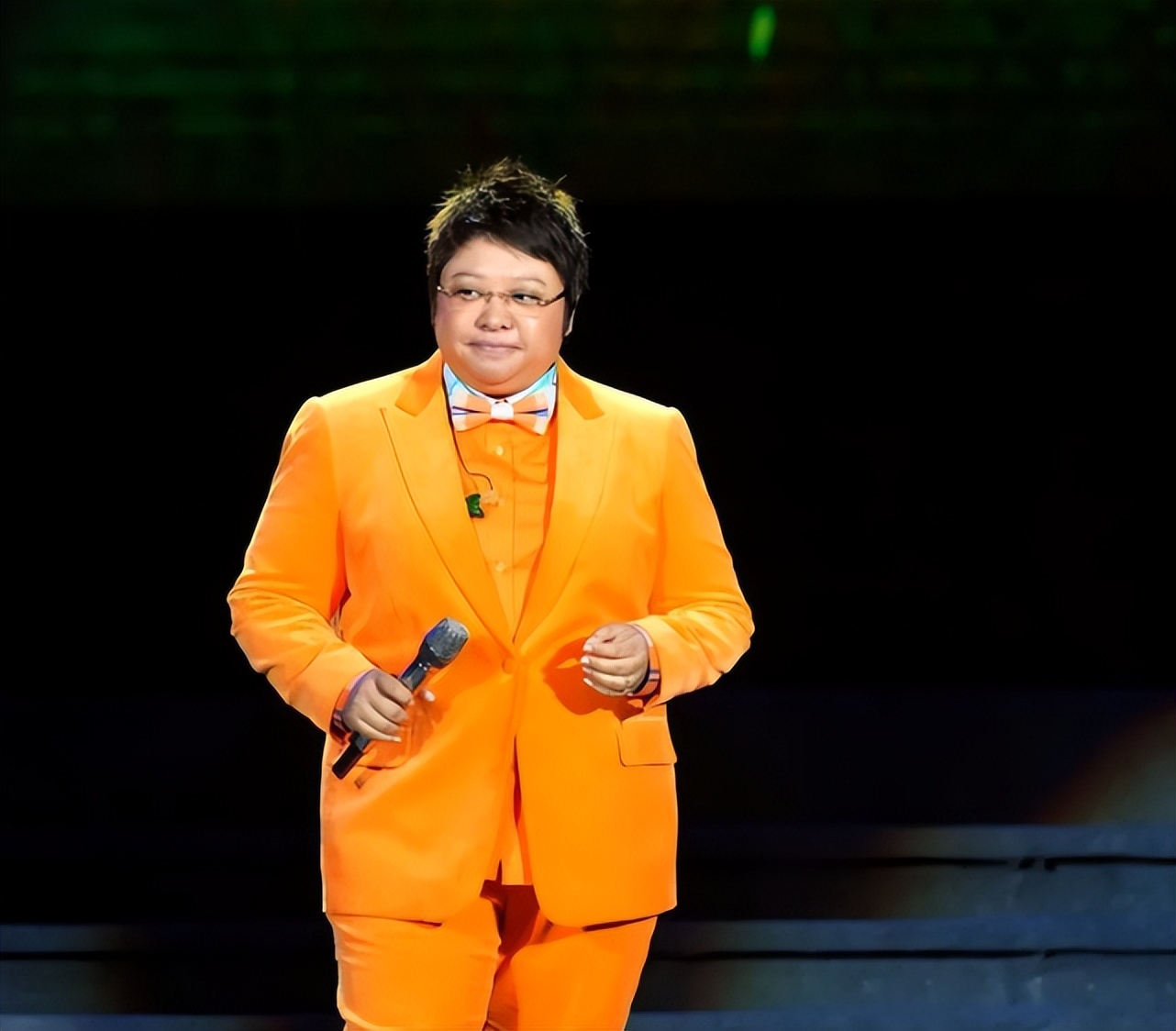 韩红|51岁韩红现身在超市扫货被拍，挺大肚腋下赘肉明显，男司机陪伴显亲密