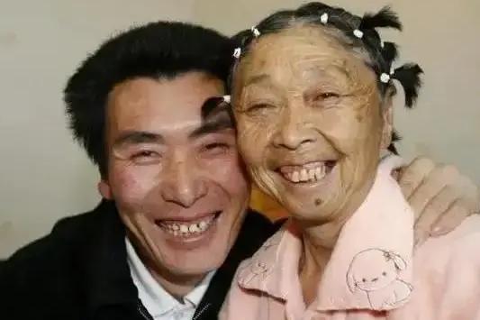 李玉成|85岁马玉琴穿粉肚兜跳舞,李玉成赞像“妙龄少女”,网友:绝配