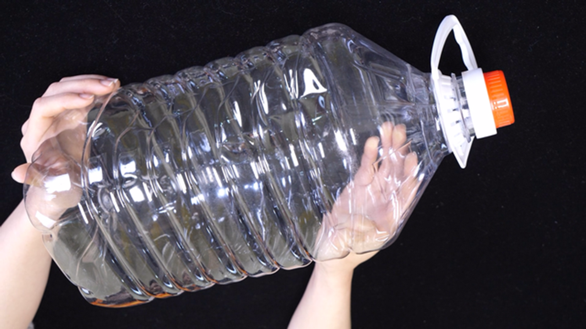 空油桶千万别扔了，简单剪几刀，一年省下好几百，方法太棒了