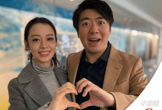 吉娜·爱丽丝|网友晒与郎朗夫妇合照,吉娜身穿红色旗袍巴掌腰抢镜,真人太瘦了